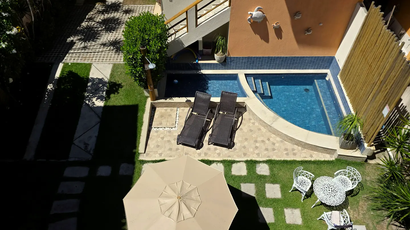 Piscina e espreguiçadeiras vistas do alto