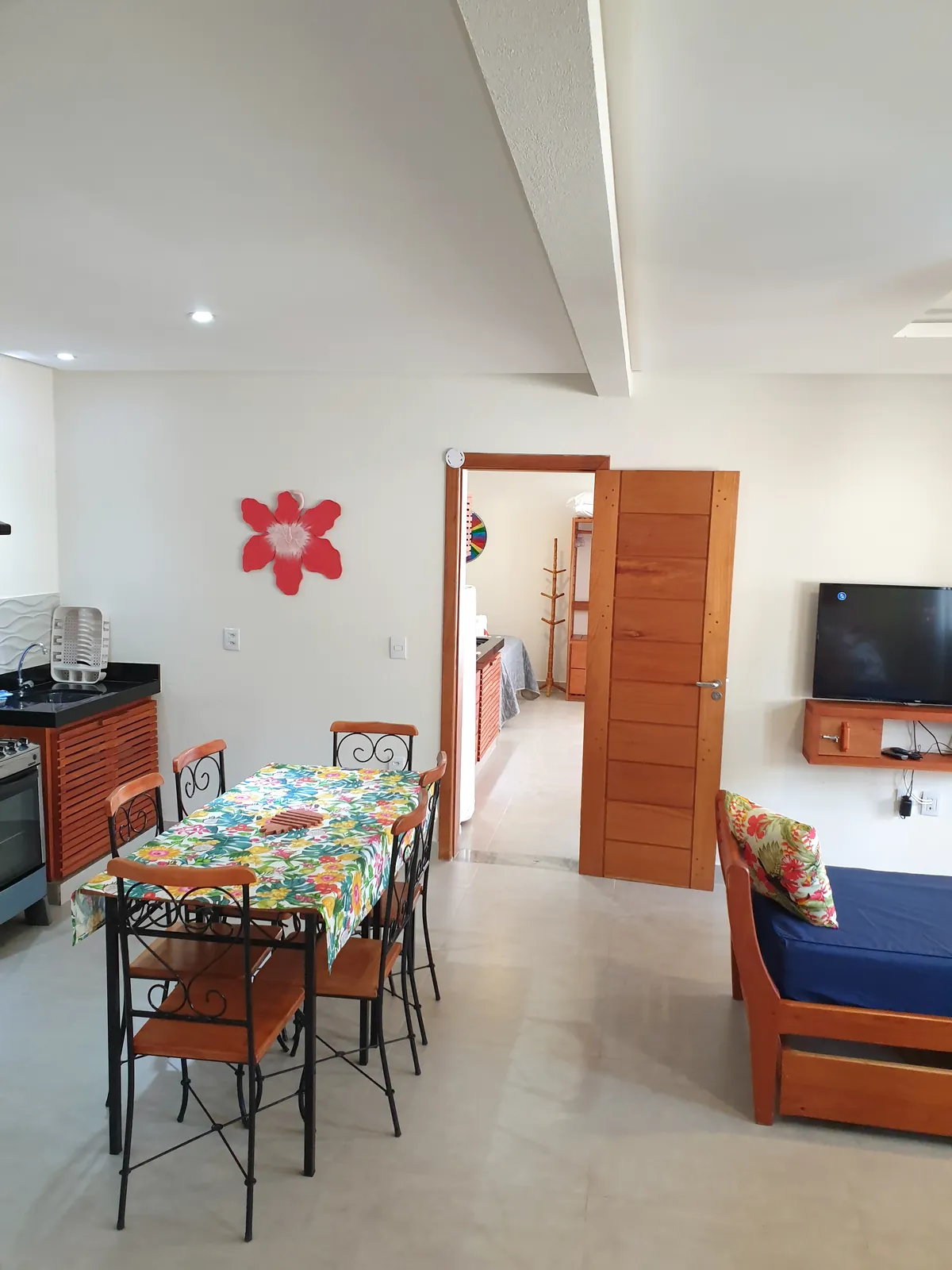 Sala e acesso ao quarto do apartamento conjugado