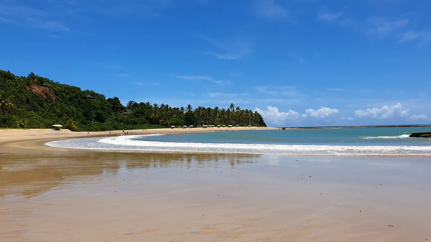 Areia e mar na Praia do Espelho