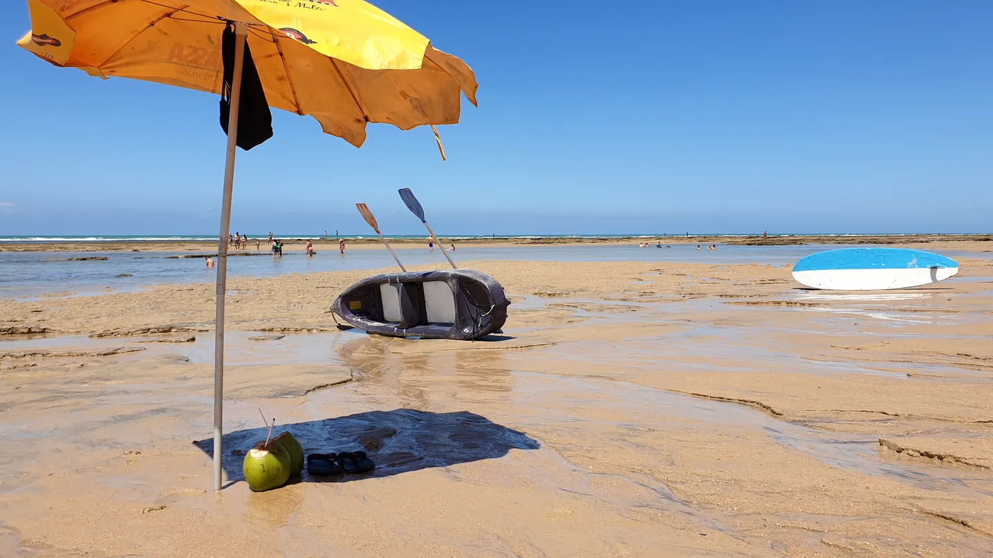 Guarda-sol e faixa de areia na Praia do Mucugê