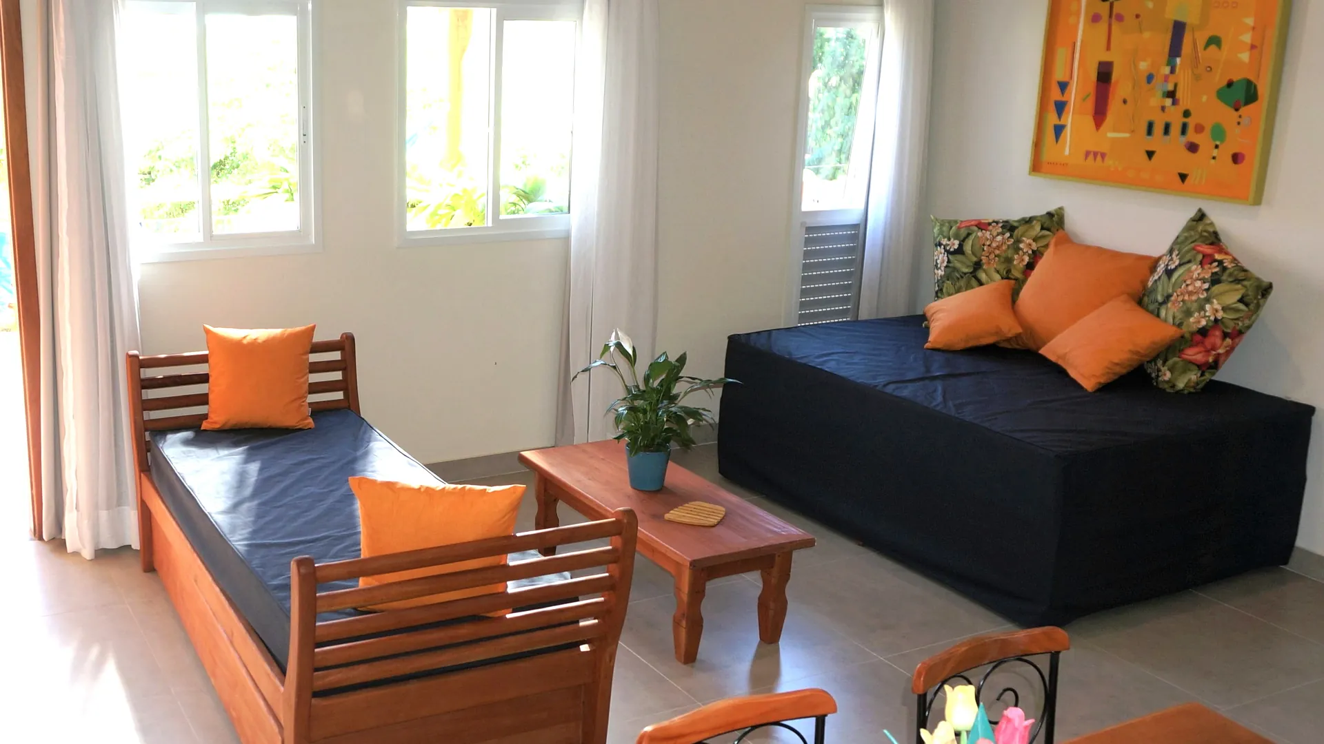 Sala do apartamento com sofás, mesa e decoração colorida
