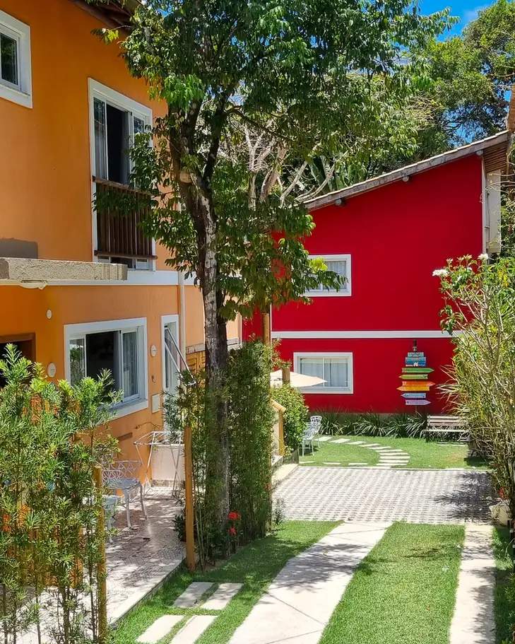 Caminho pelo jardim entre as acomodações
